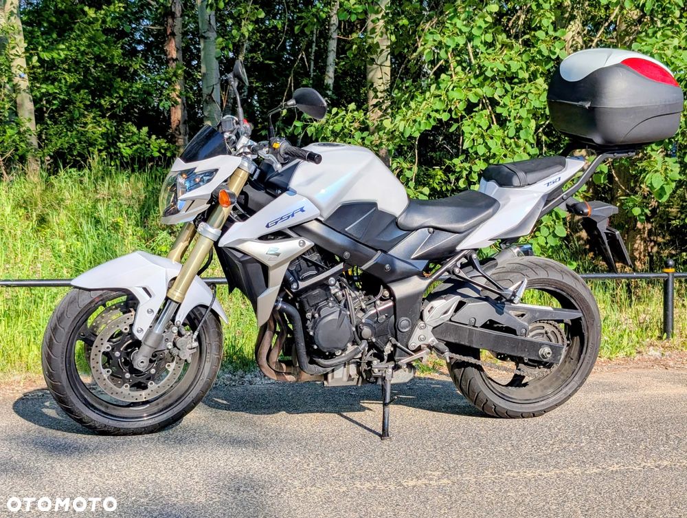 Suzuki GSR - 6