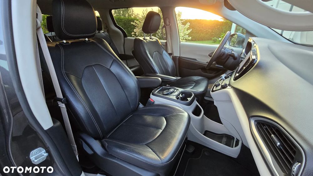 Chrysler Pacifica - 11