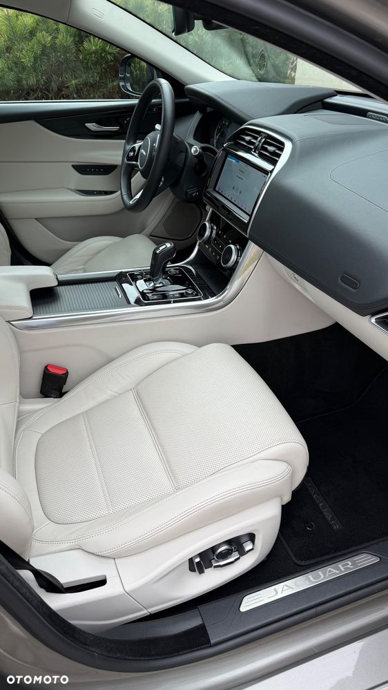 Jaguar XE - 10