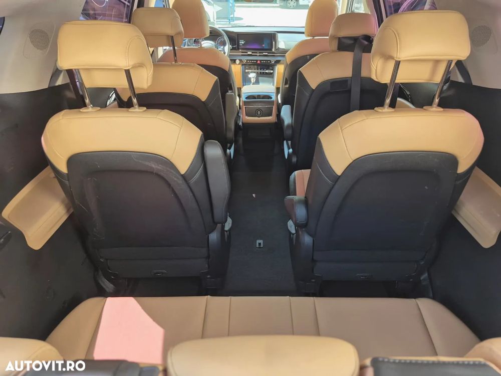 Kia Carnival - 32