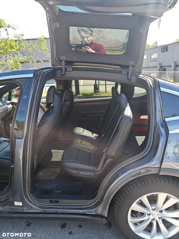 Tesla Model X - 11