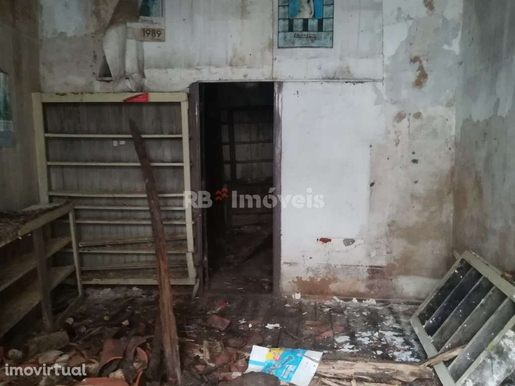 Prédio para recuperar no centro de Abrantes - Grande imagem: 5/10