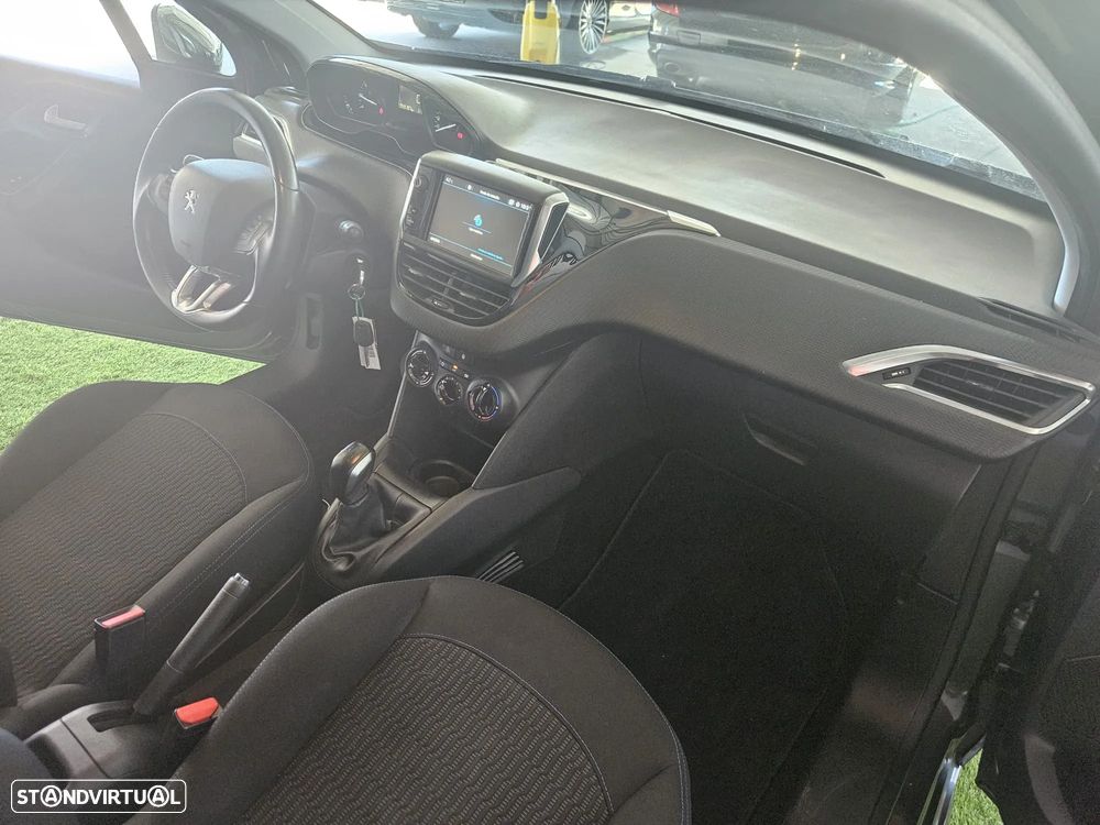 Peugeot 208 1.2 PureTech Signature - 28