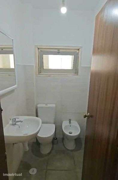 Andar de moradia com dois pisos, terraço e varanda - Grande imagem: 4/12