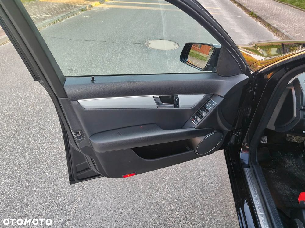 Mercedes-Benz Klasa C 220 CDI DPF Automatik BlueEFFICIENCY Avantgarde - 35