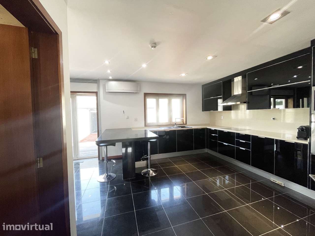 Moradia Exclusiva junto ao Mar com Piscina Interior Aquecida - Grande imagem: 3/16