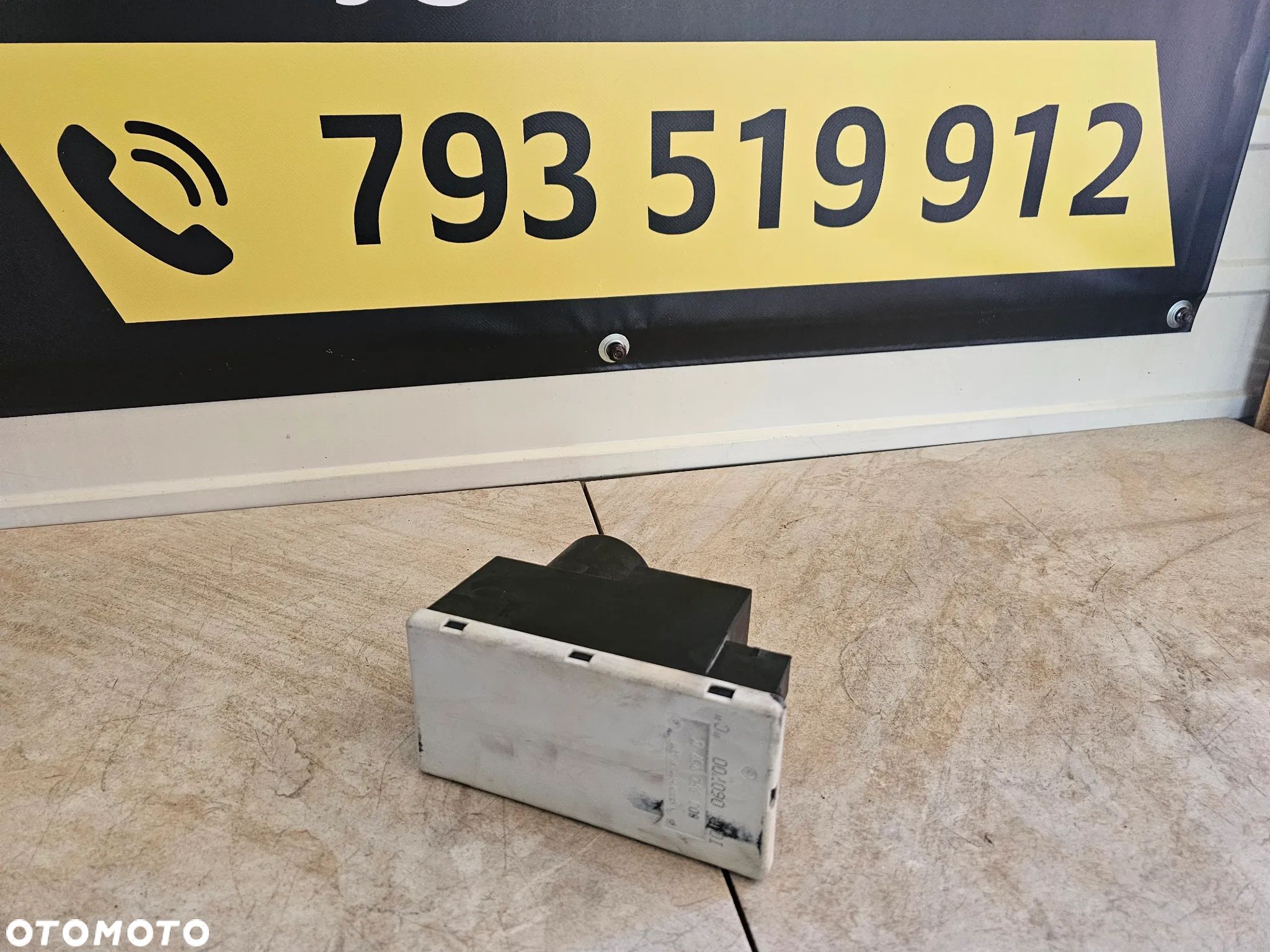 AUDI POMPKA CENTRALNEGO ZAMKA 8D0862257C - 1