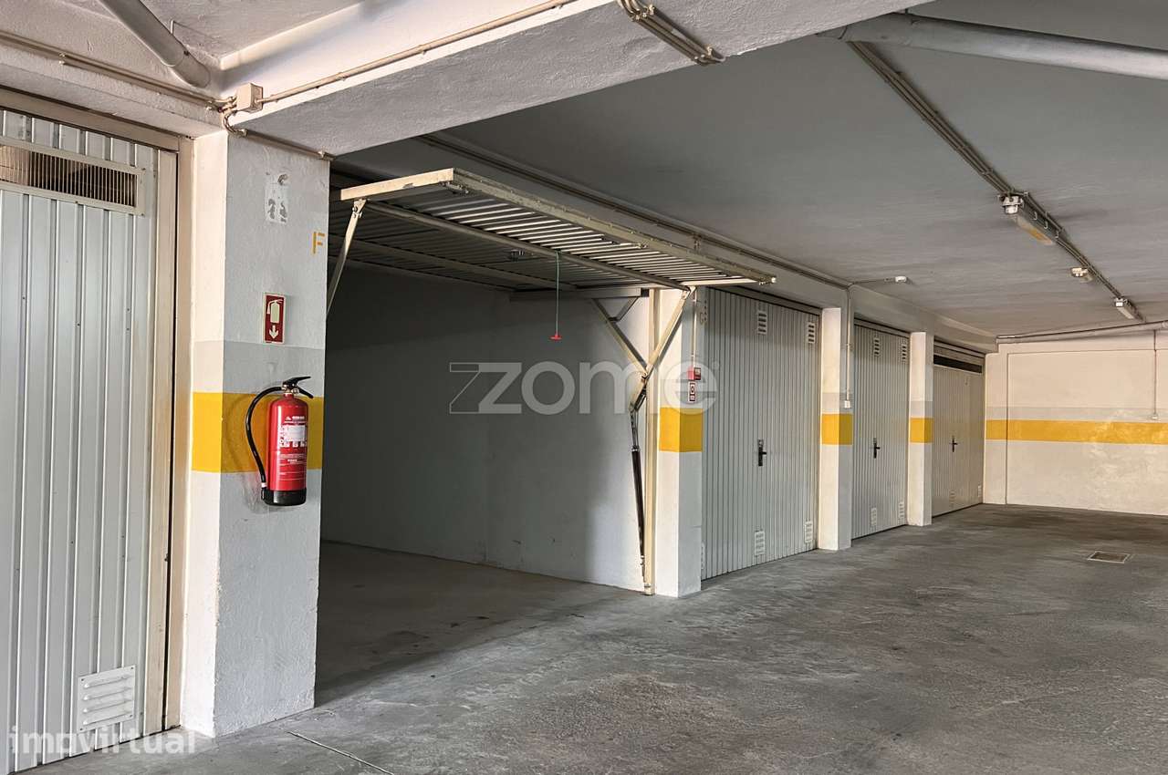Estacionamento fechado para arrendamento junto ao Hospital de S. João - Grande imagem: 2/15