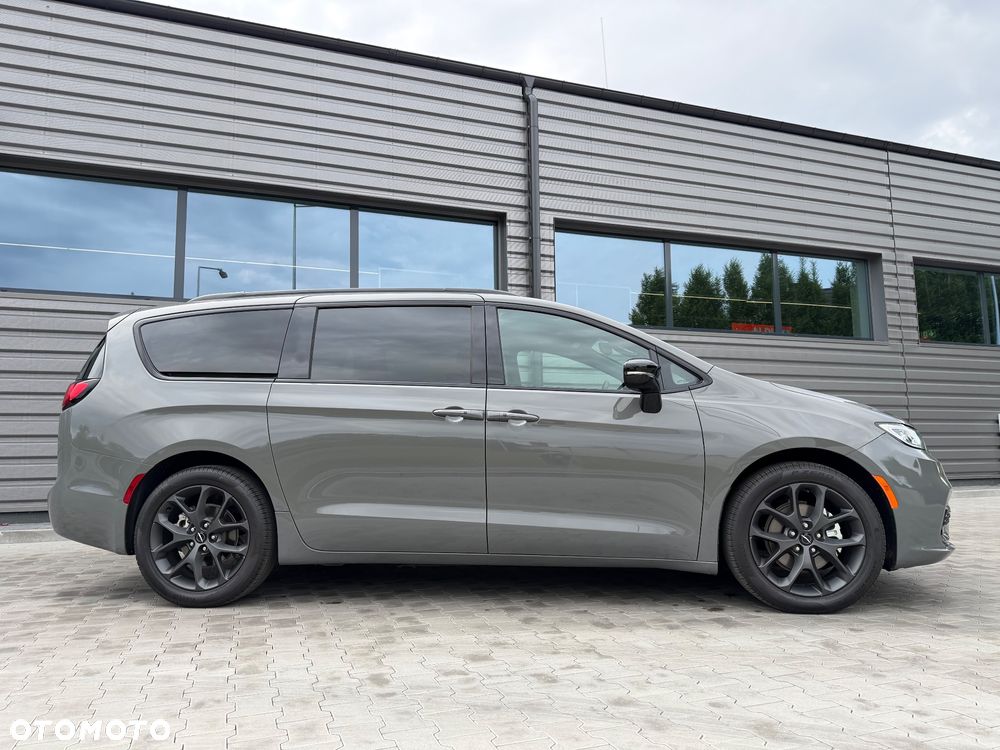 Chrysler Pacifica - 16