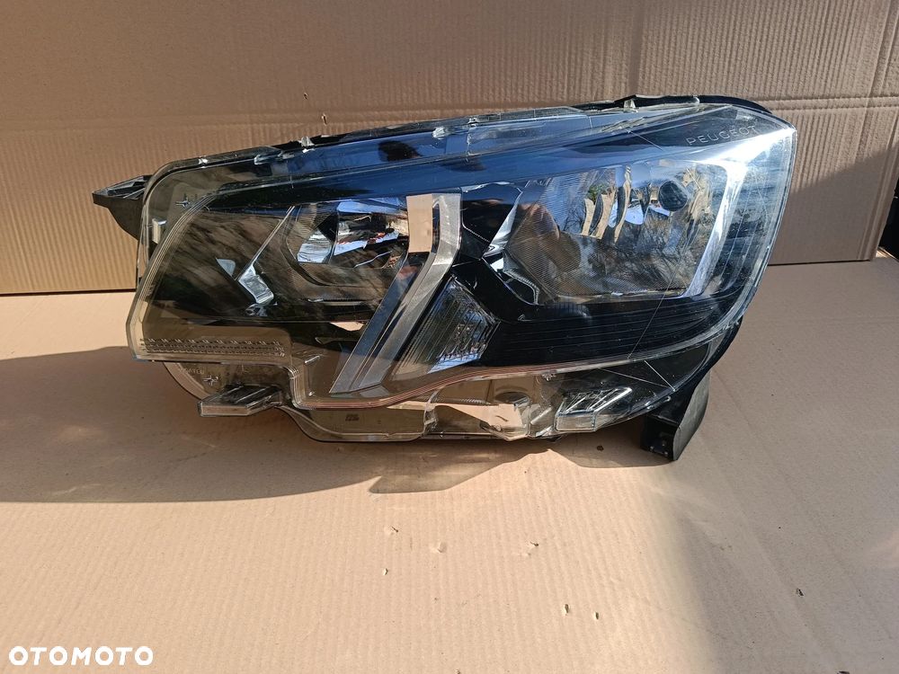 Lampa przednia lewa Peugeot Patrner Rifter reflektor 9816826980