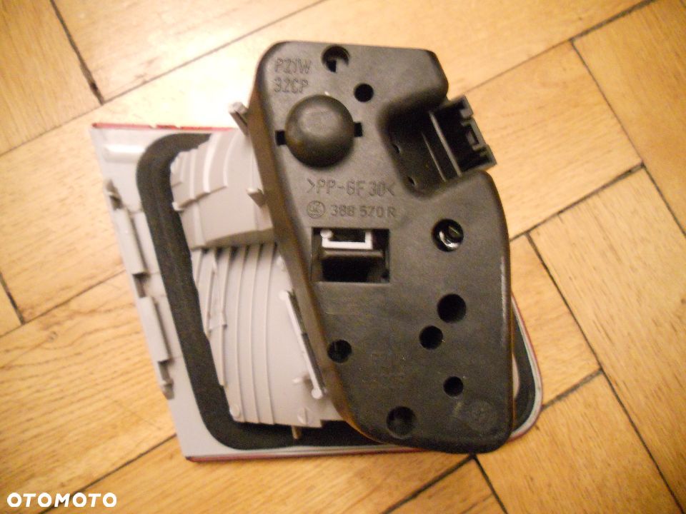 LAMPA TYLNA PRAWA wewnętrzna BMW E46 TURING KOMBI - 4