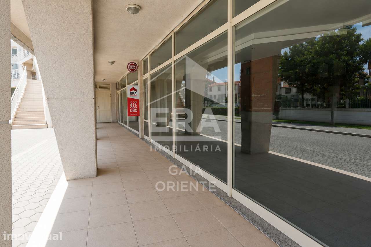 Loja com 190 m² em Valadares