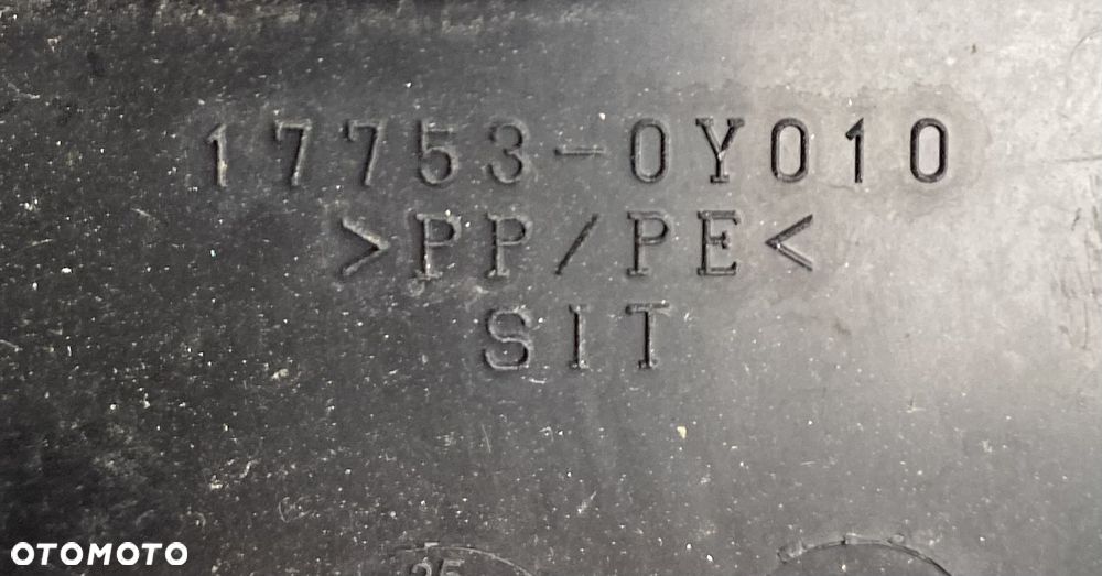 TOYOTA COROLLA E21  WLOT ŁAPACZ DOLOT POWIETRZA Z PASA PRZEDNIEGO NA PAS PRZEDNI DO FILTRA POWIETRZA RURA SSĄCA 17753-0Y010  177530Y010 E 21 E210 E 210 XII sedan kierownica wlotu powietrza - 5