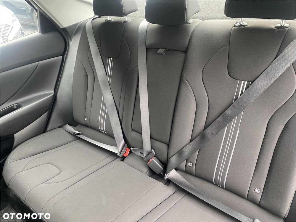 Hyundai Elantra - 16