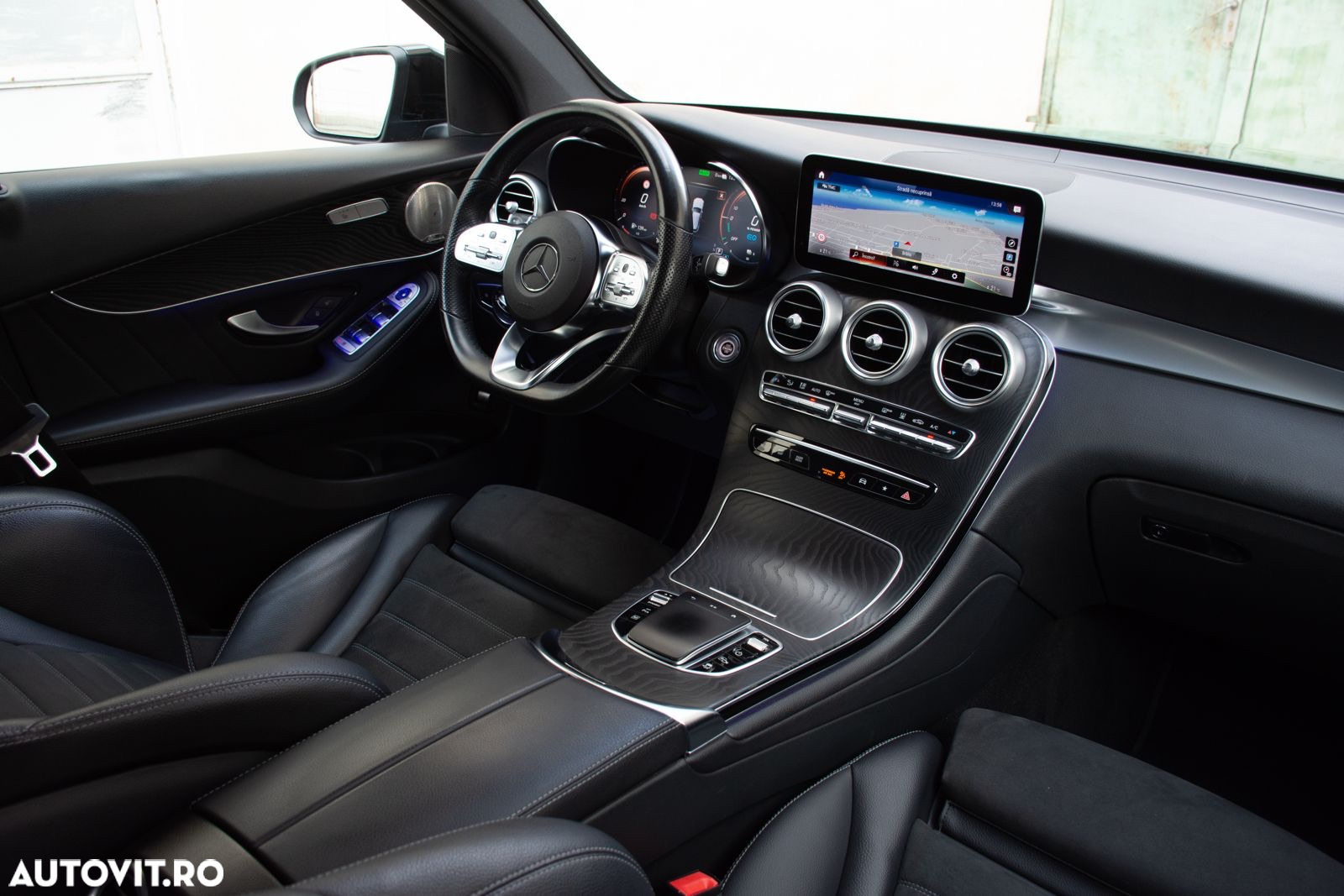 Mercedes-Benz GLC 300 e 4Matic 9G-TRONIC AMG Line Advanced - 9