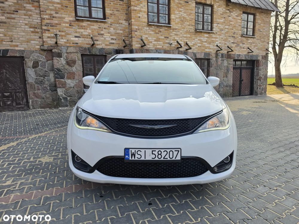 Chrysler Pacifica - 4