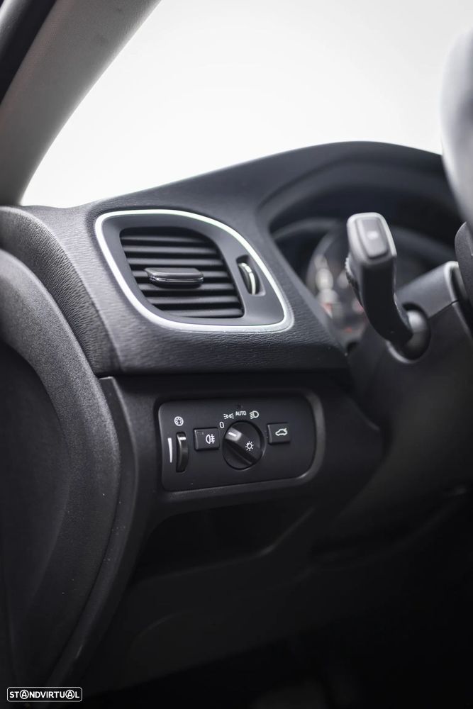 Volvo V40 Cross Country 2.0 D3 Momentum Geartronic - 5