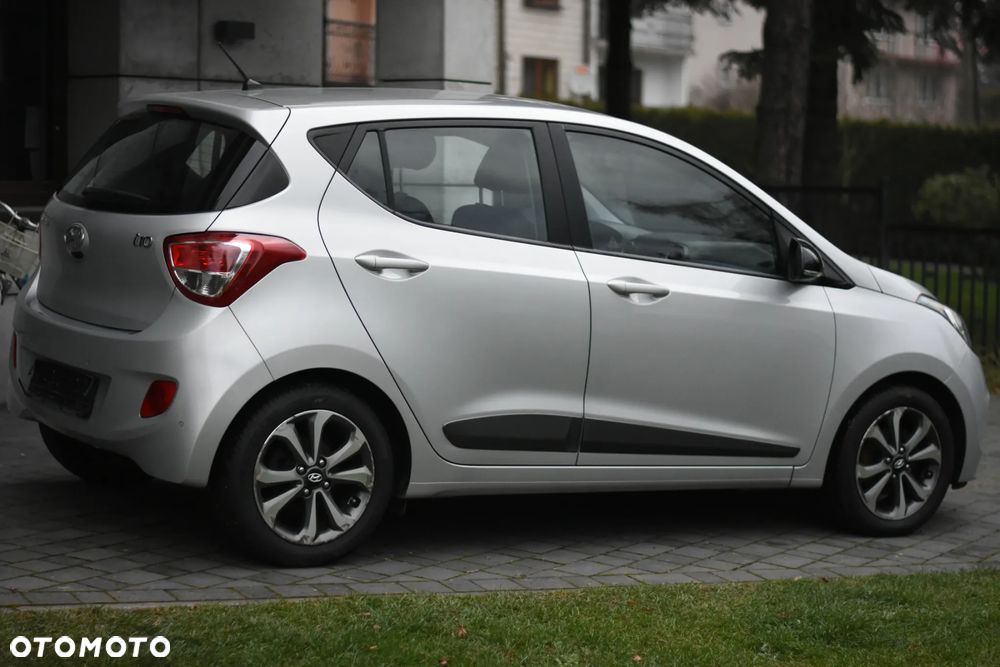 Hyundai i10 1.0 Fifa World Cup Edition - 10