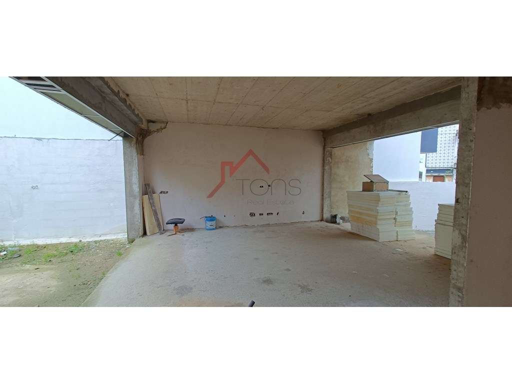 Moradia V3+1 em Portimão, com terreno e espaços verdes no centro da... - Grande imagem: 5/10