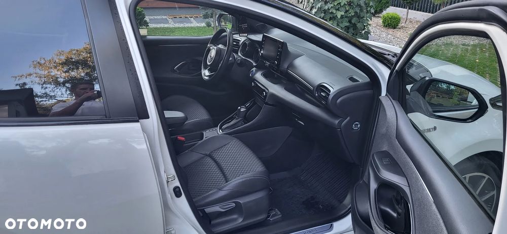 Toyota Yaris Hybrid 100 Selection - 5