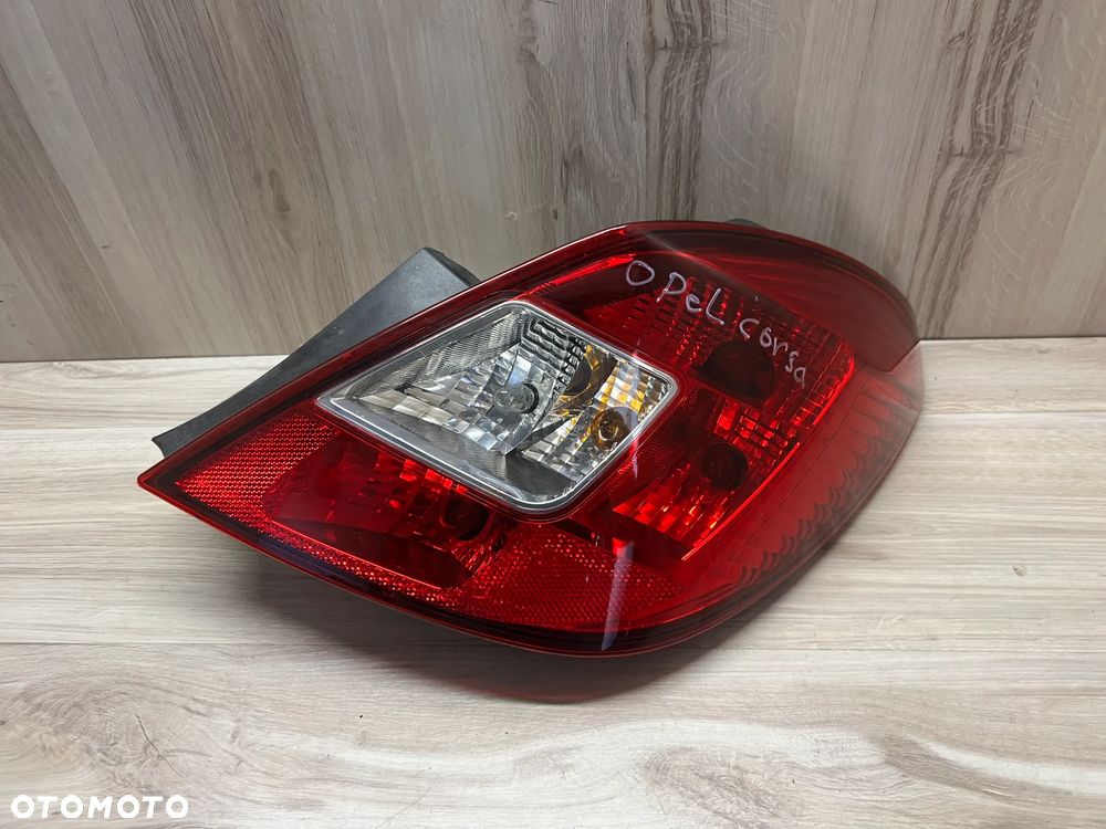 LAMPA TYLNA PRAWA OPEL CORSA D 5D - 1
