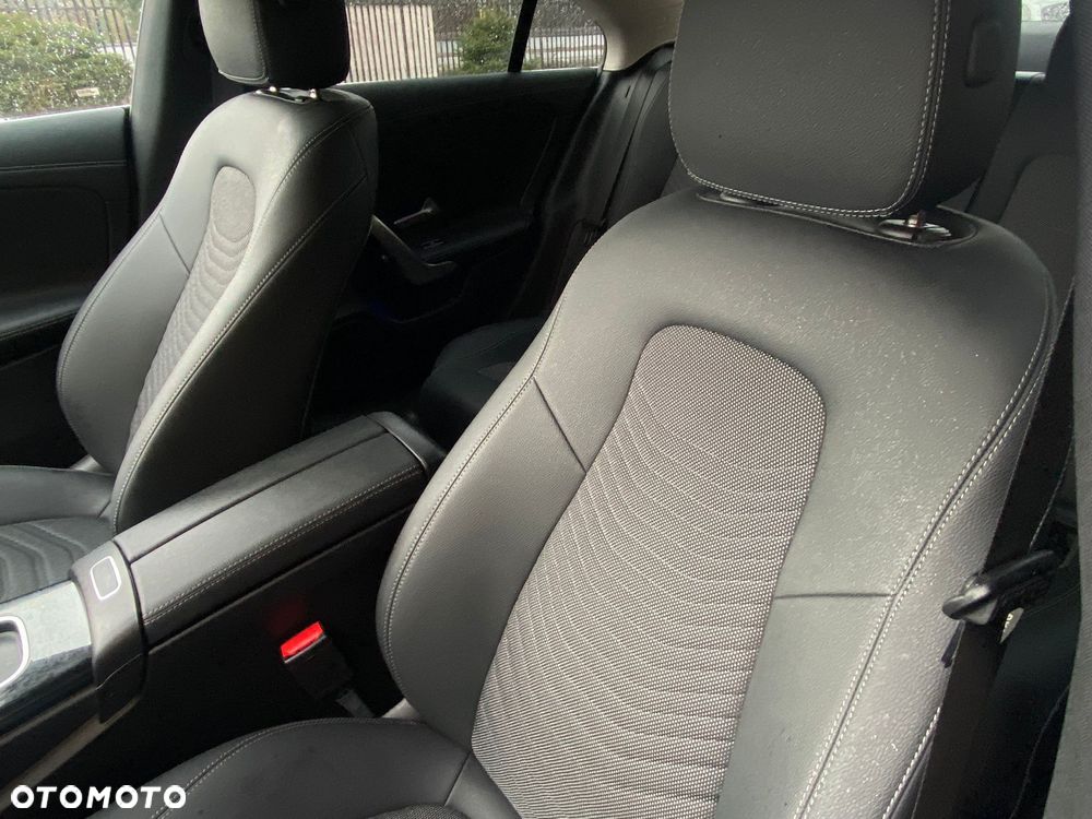 Mercedes-Benz CLA 180 Progressive 7G-DCT - 24