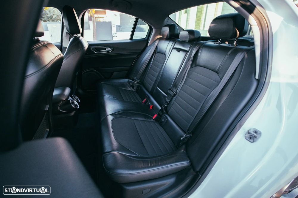 Alfa Romeo Giulia 2.2 D AT8 - 15