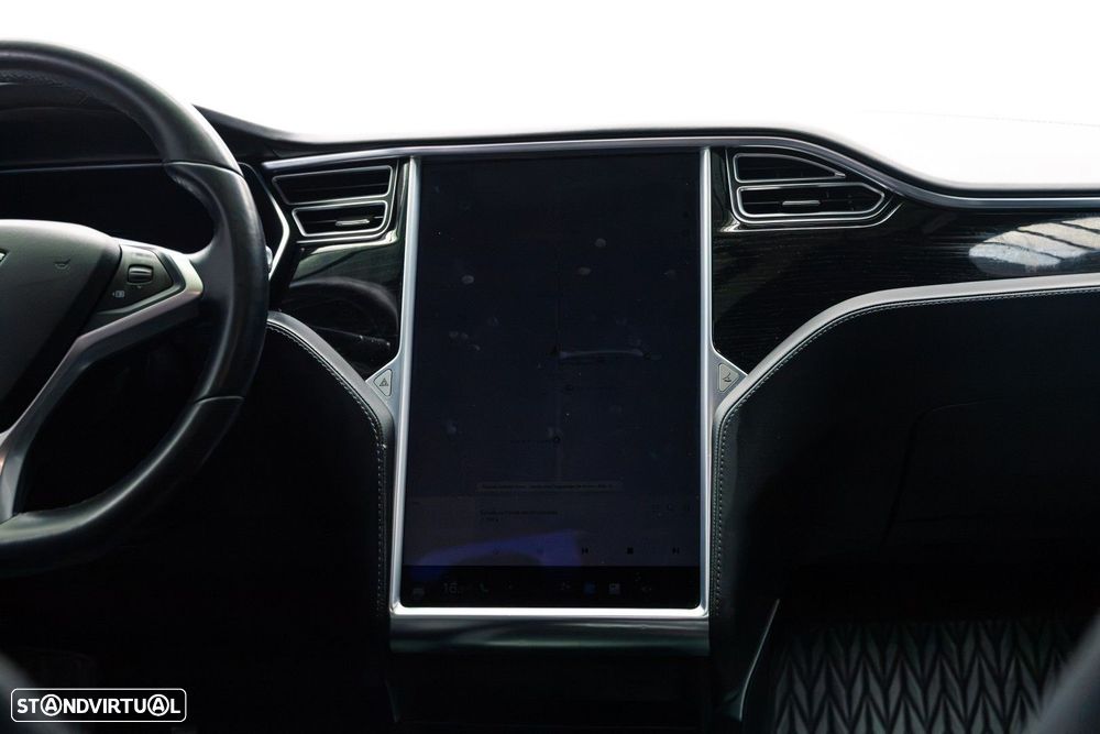 Tesla Model X - 16