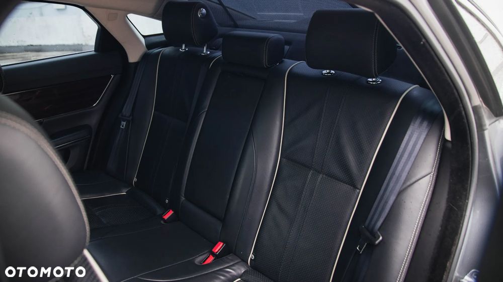 Jaguar XJ 3.0 T AWD R-Sport - 15