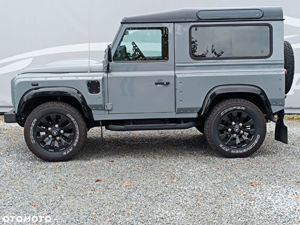 Land Rover Defender - 25