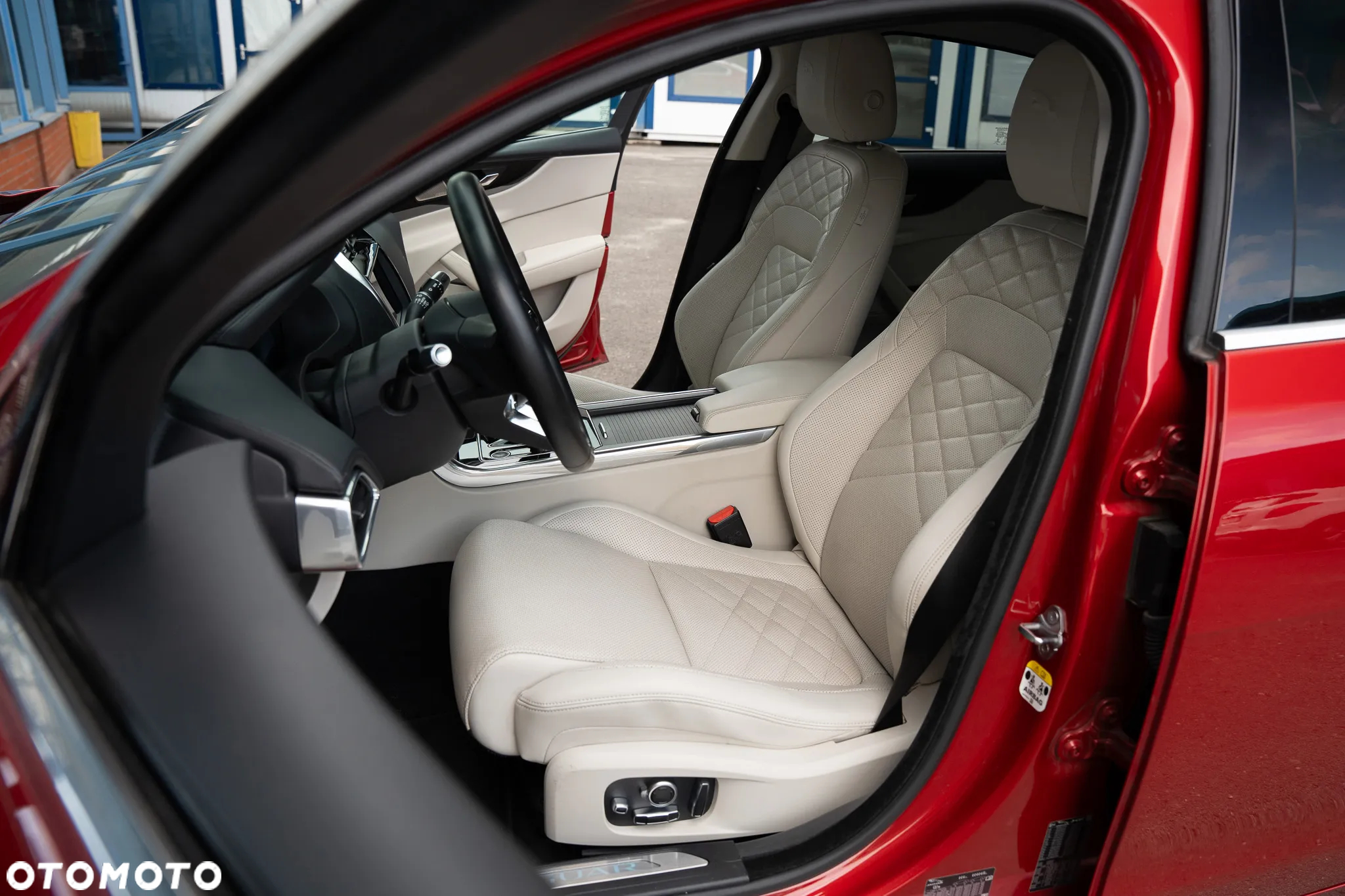 Jaguar XE 2.0 D180 R-Dynamic HSE - 20