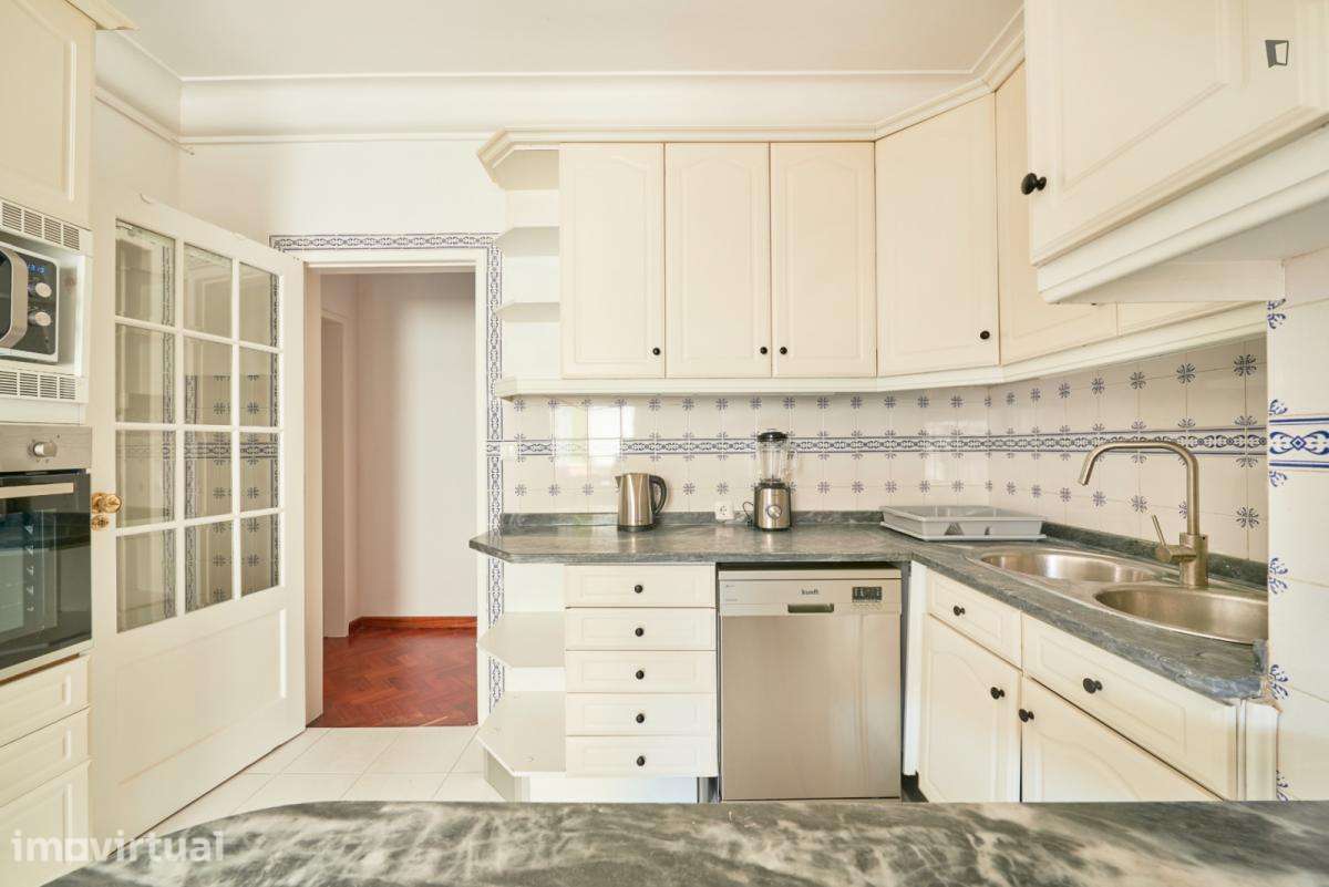 Quarto - localizado em São Sebastião Lisbon - Grande imagem: 4/26
