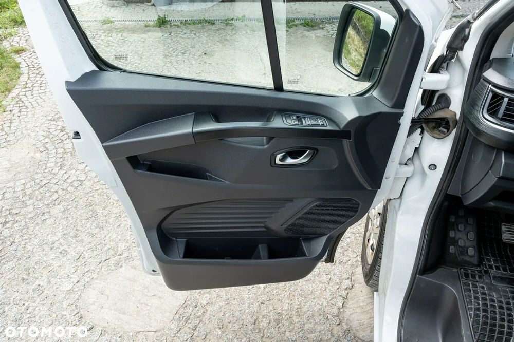 Renault Trafic Grand 2.0 dCi - 21