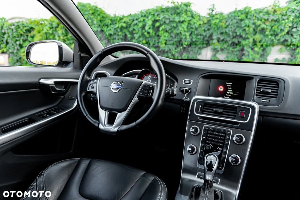 Volvo V60 D6 AWD Plug-in Hybrid Momentum - 24