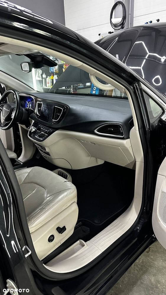 Chrysler Pacifica - 4