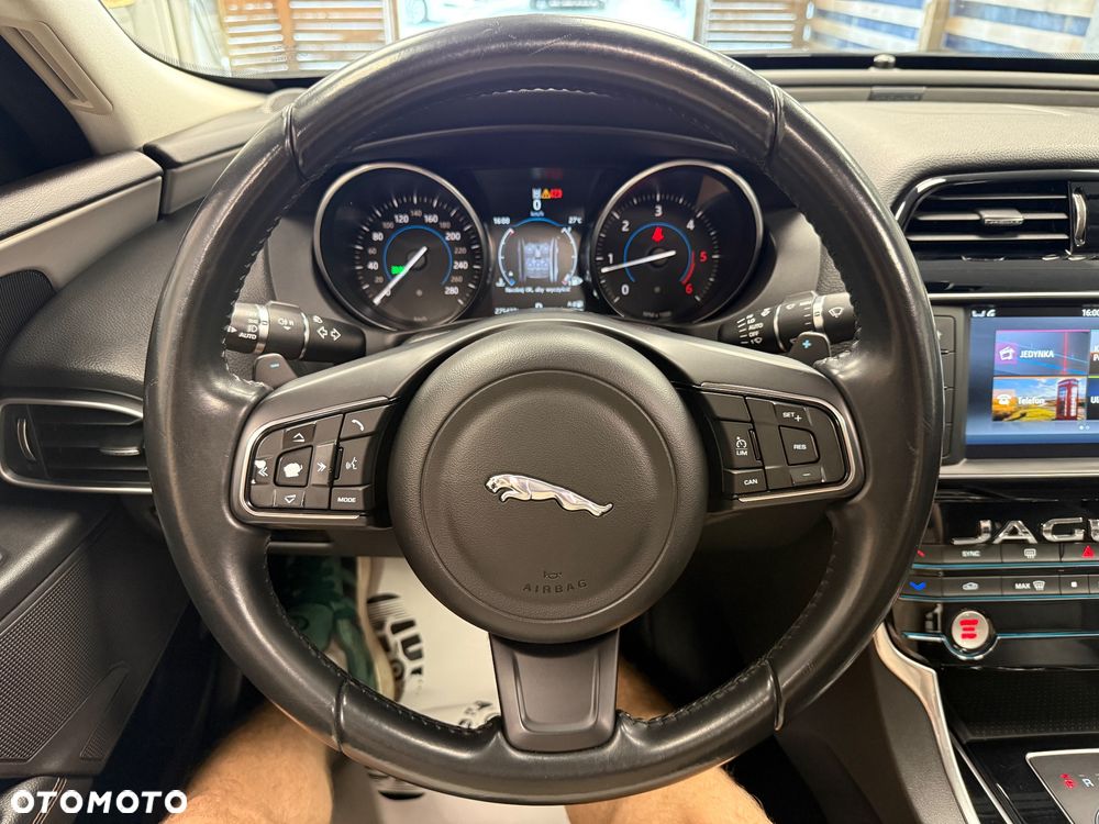 Jaguar XE - 12