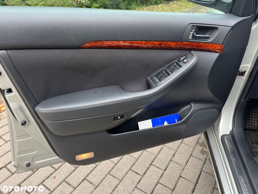 Toyota Avensis 2.0 VVT-i Combi Executive - 19