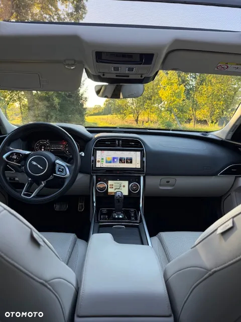 Jaguar XE 2.0 P250 R-Dynamic SE - 12