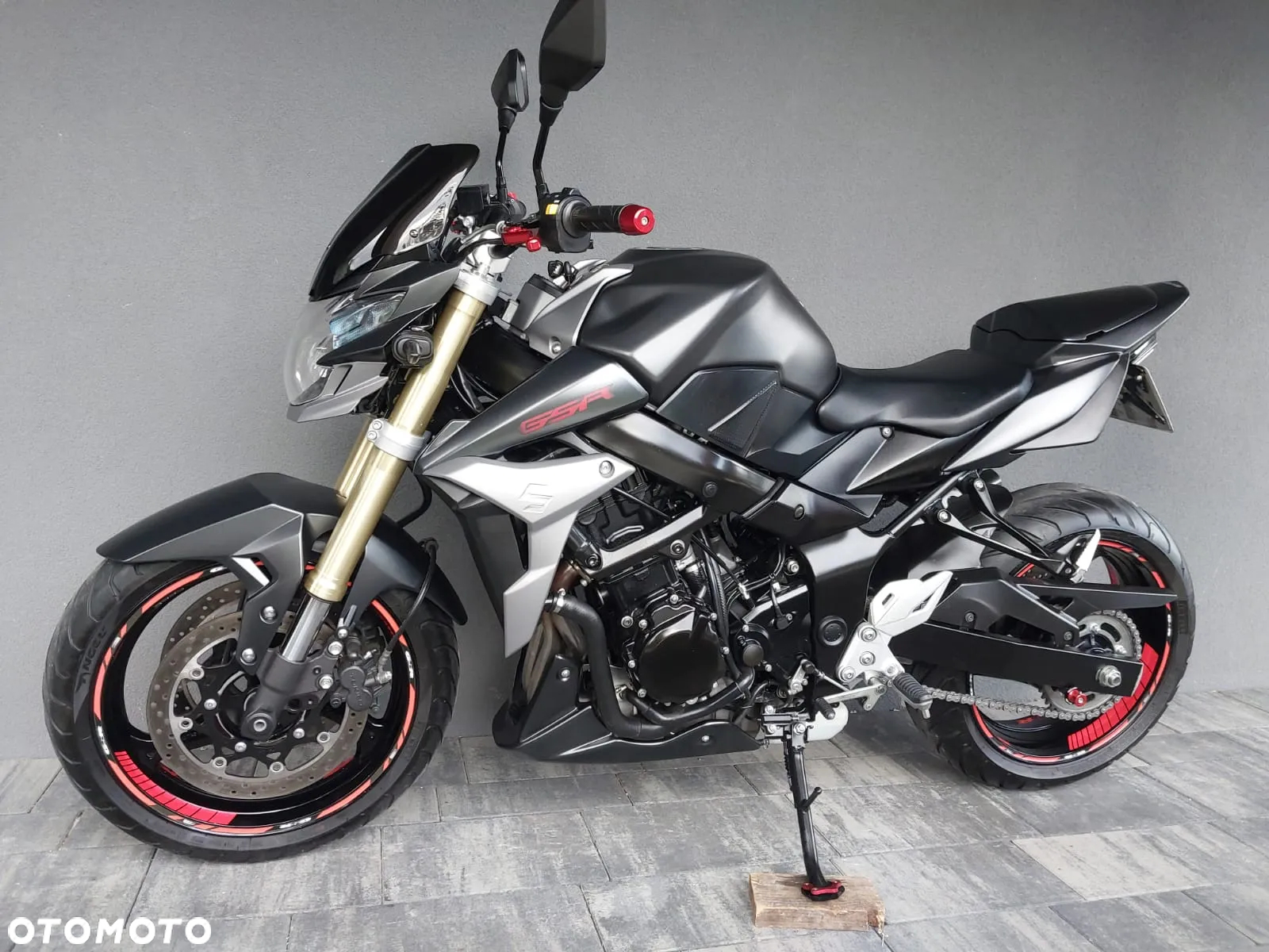 Suzuki GSR - 3
