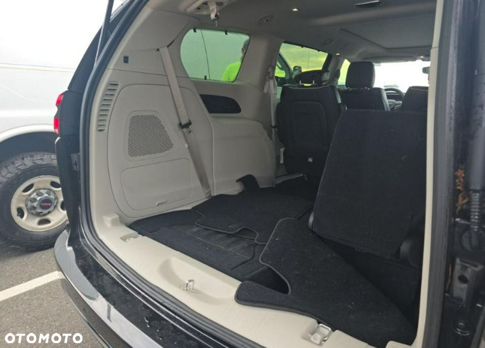 Chrysler Pacifica - 12