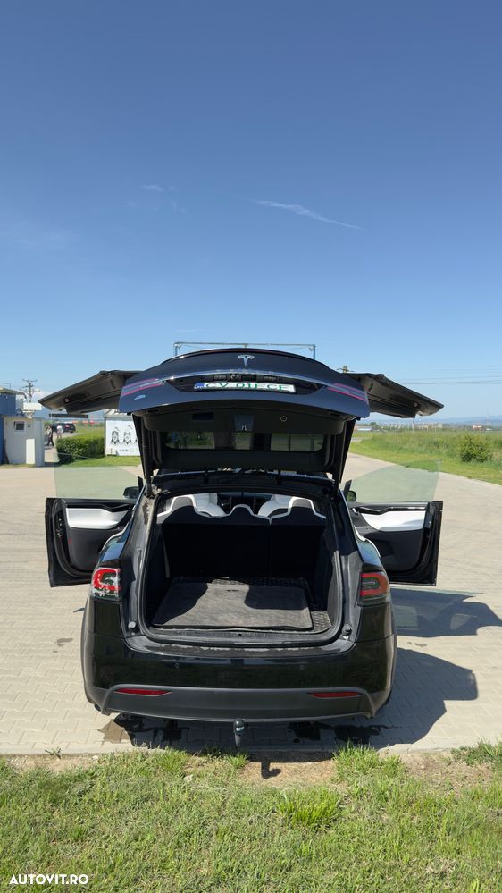 Tesla Model X - 19