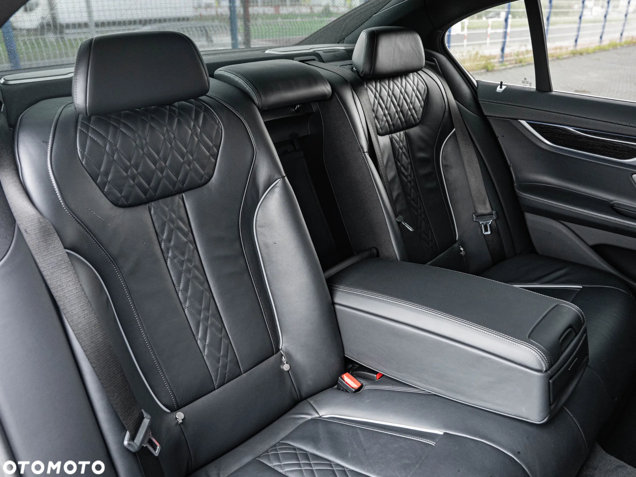 BMW Seria 7 750i xDrive - 27