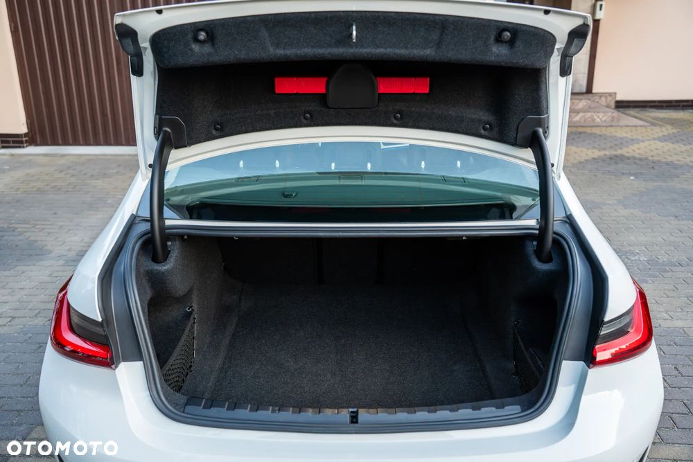 BMW Seria 3 318d MHEV Sport Line - 13