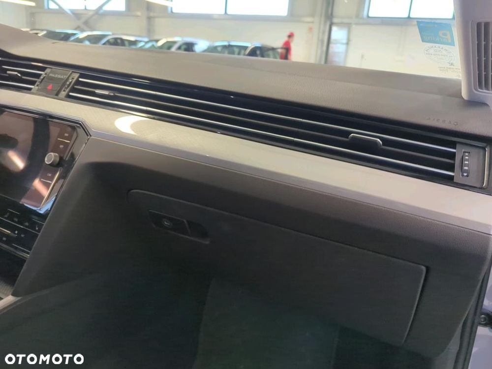 Volkswagen Passat - 13