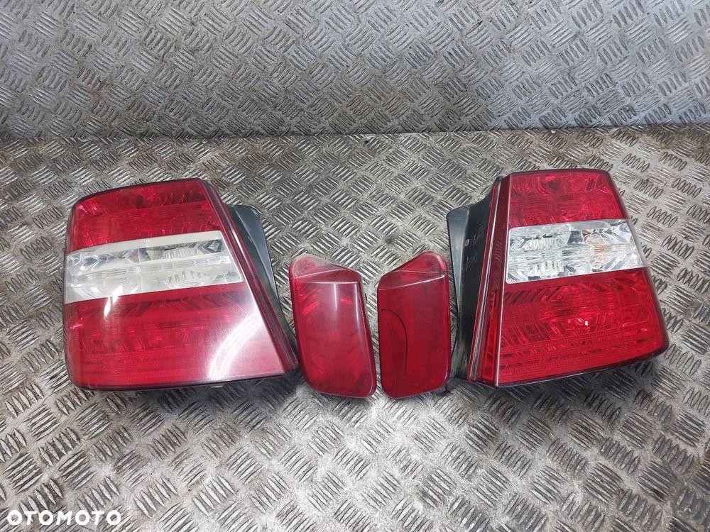 LAMPA LEWY TYŁ + PRAWY TYŁ W BŁOTNIK W KLAPĘ FIAT STILO I HB 5D - 1