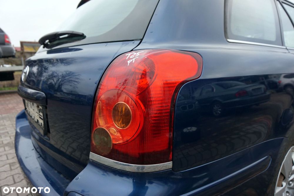 LAMPA TYLNA PRAWA AVENSIS II T25 KOMBI 81551-05180 TOYOTA 2003-2006 - 2