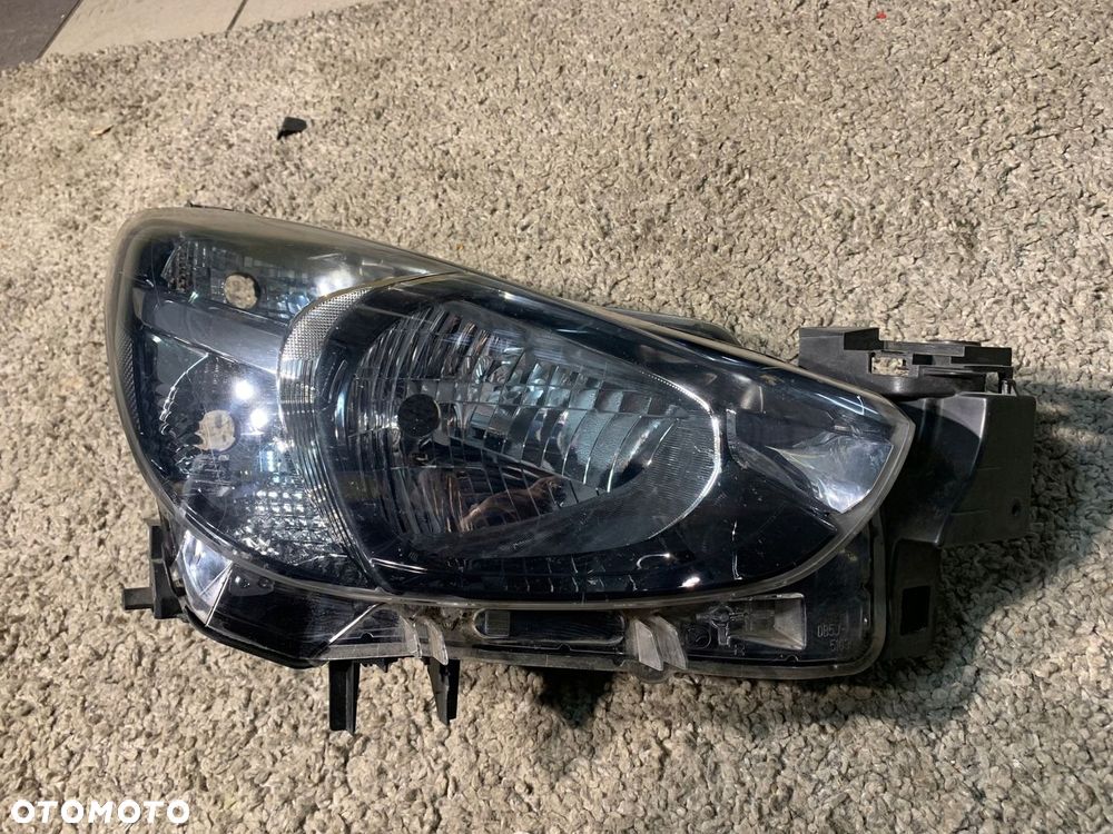 LAMPA PRAWA ZWYKŁA MAZDA 2 DJ DB5J-51030 - 2