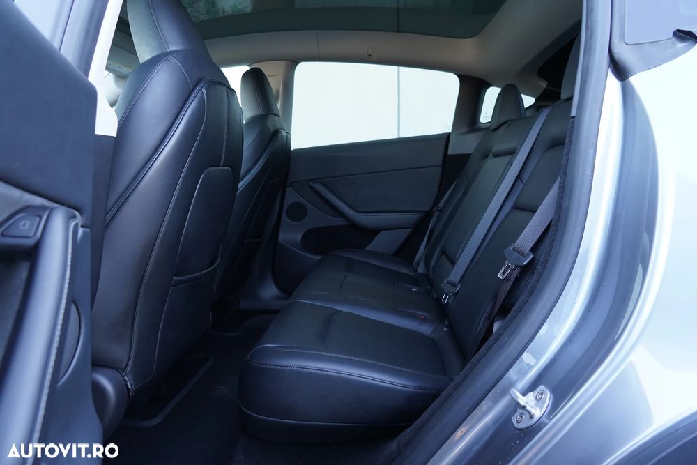 Tesla Model Y Premium Long Range Dual Motor AWD - 16