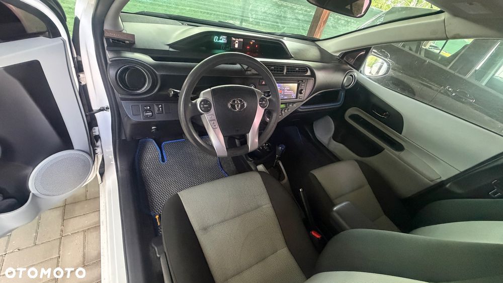 Toyota Prius (Hybrid) - 32