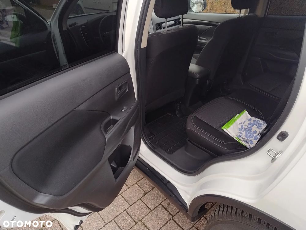 Mitsubishi Outlander 2.0 Invite + 2WD - 8